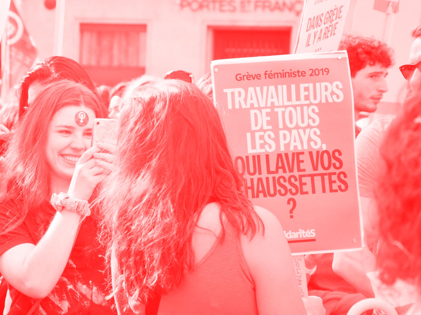 Travailleurs de tous les pays, qui lave vos chaussettes? Grève des femmes* / Grève féministe 2019, Lausanne. Photo: Bruno Jolliet.