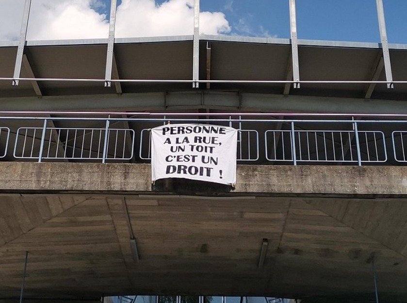 Un toit est un droit. Banderole du collectif 43m2