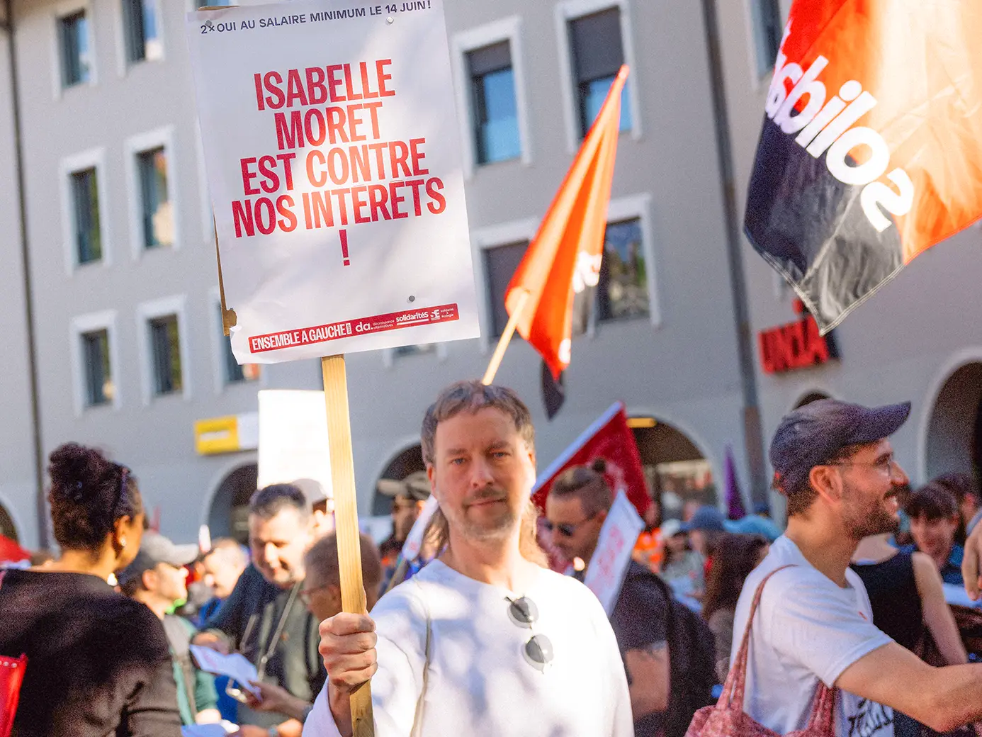 Pancarte: “Isabelle Moret est contre tes intérêts!”