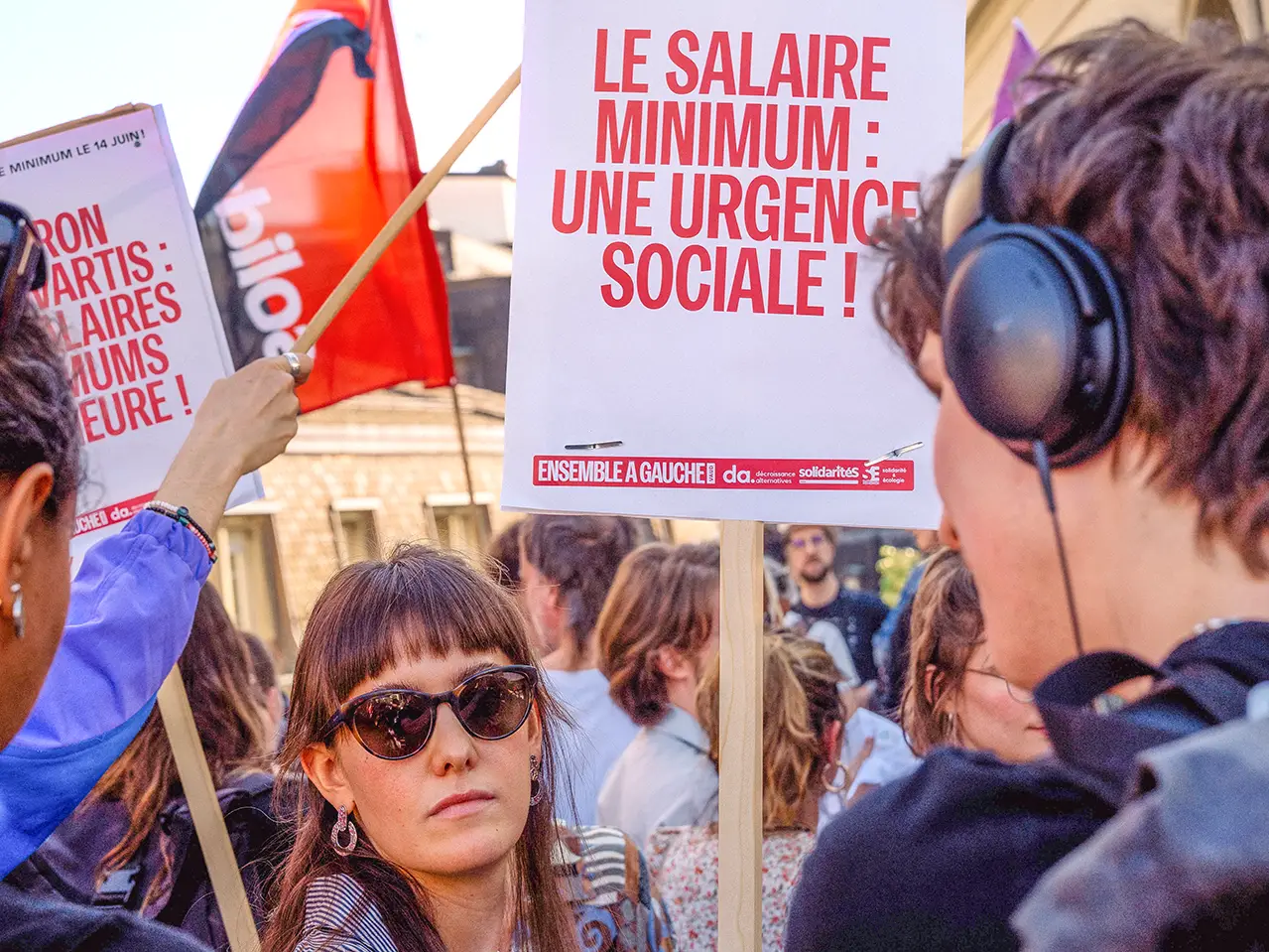 Pancarte "le salaire minimum: une urgence sociale”